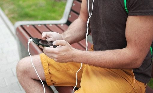 Тупые преступники: у вора во время ограбления закончился интернет в телефоне, и он разбудил хозяев, чтобы попросить у них пароль от вай-фая